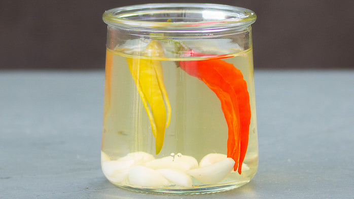 Knoblauch Chili Essig - Toi Dam: In Hanoi’s Pho-Küchen sieht man kleine Gläser auf dem Tisch stehen mit einer klaren Flüssigkeit, in der Knoblauchscheiben und Chilis schwimmen. Dam Toi nennt man dieses Würzmittel. Der Knoblauch und die Chilis...