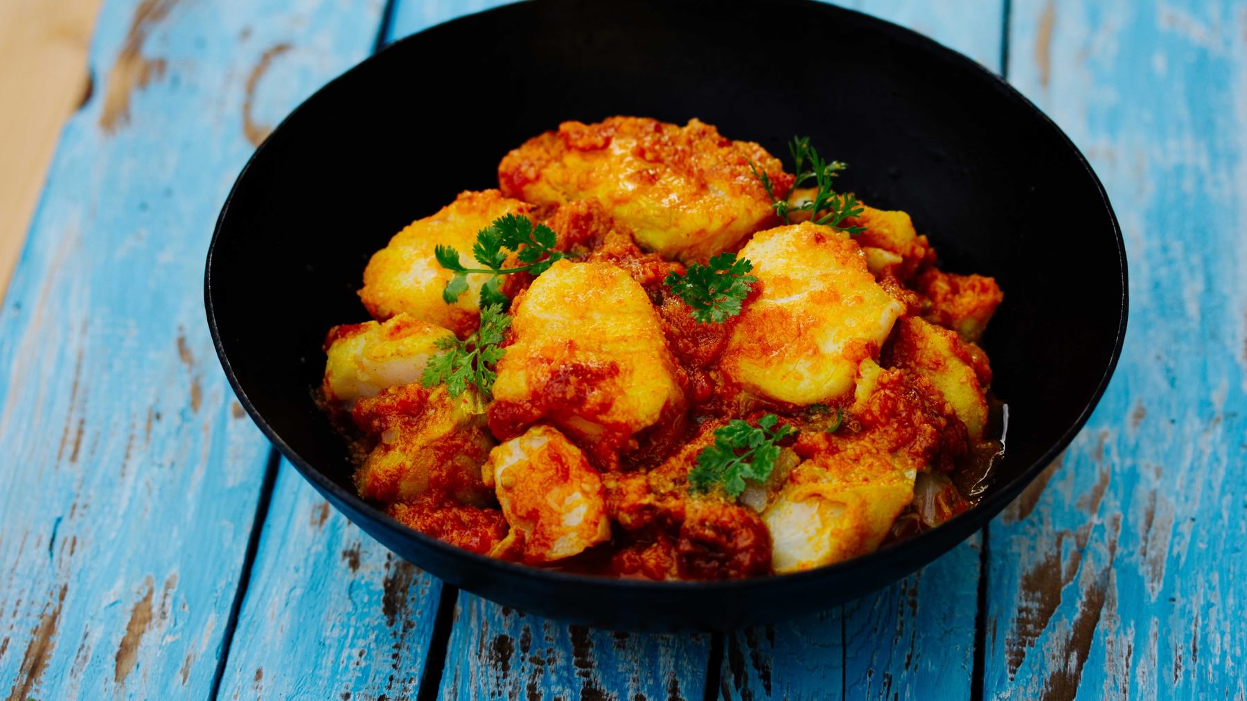 Burmesisches Curry mit Fisch - Nga Sipyan: Dieses burmesische Fischcurry mit zartem Fischfilet, Tomaten, Ingwer, Kurkuma und Paprika ist ein einfaches, aber unglaublich aromatisches Gericht – so wie wir es auf der Fahrt von Bagan nach Ngapali an...