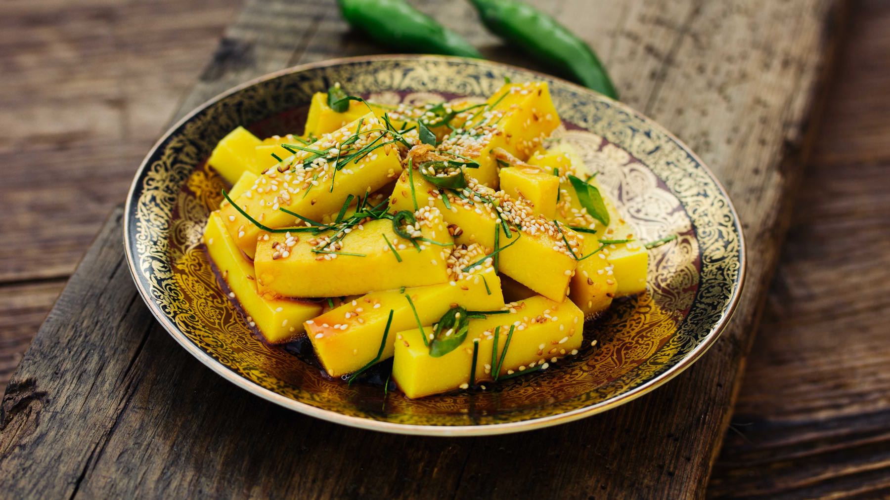 Shan-Tofu Salat - To Hpu Byam: Shan-Tofu ist eine einzigartige Spezialität aus dem Shan-Staat im Osten Myanmars – hergestellt nicht aus Soja, sondern aus Kichererbsenmehl (Besan). 🌿 Ähnlich wie Polenta wird daraus ein cremiger Brei gekocht, der...