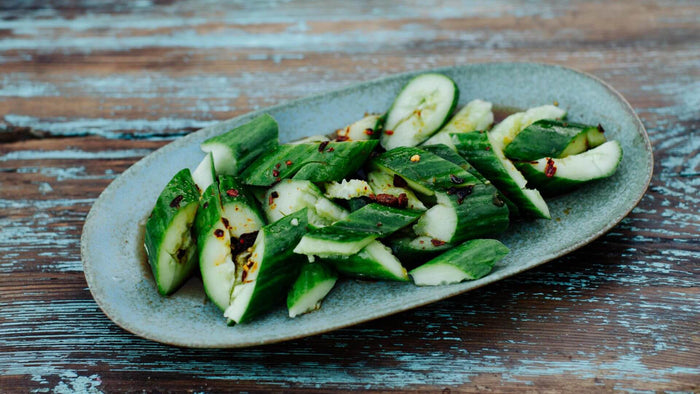 Chinesischer Gurkensalat von geschlagenen Gurken