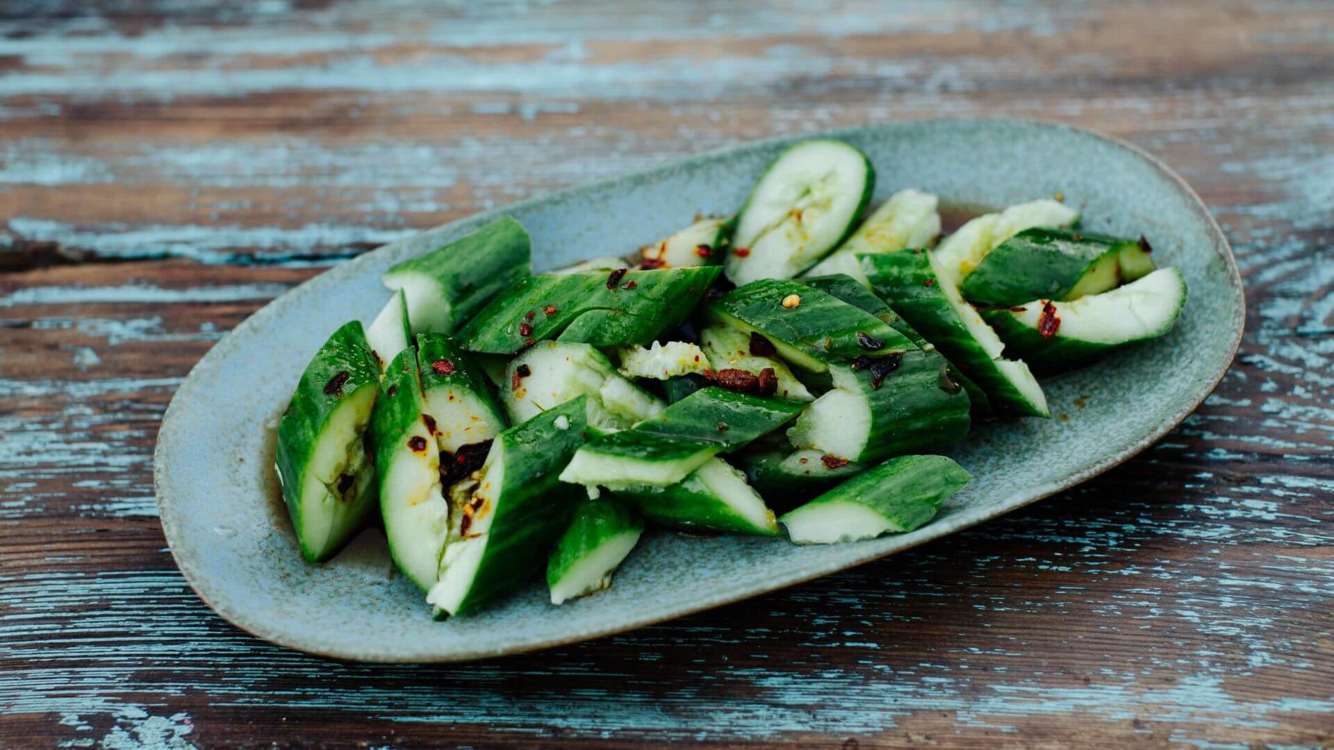 Chinesischer Gurkensalat von geschlagenen Gurken: Chinesischer Gurkensalat ist der perfekte Sommer-Snack – erfrischend, schnell gemacht und voller Aroma. 🥒 In nur 10 Minuten zubereitet, kombiniert er knackige Gurken mit einem würzigen Dressing,...