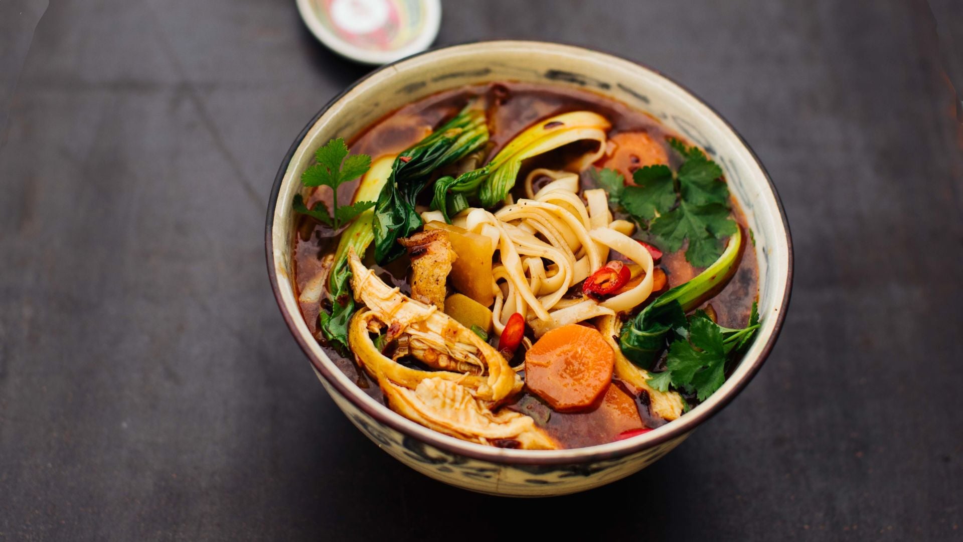 Chinesische Lanzhou Hühnersuppe mit Nudeln: Du kannst jederzeit eine schnelle und doch authentische Nudelsuppe zaubern - die chinesische Langzhou Hühnernudelsuppe. Diese köstliche Nudelsuppe stammt aus der Stadt Lanzhou in der Provinz Gansu, die...