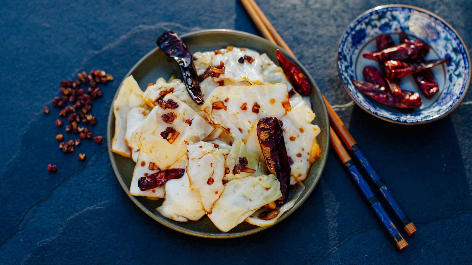 Weißkohl aus dem Wok mit Szechuan-Pfeffer: Weißkohl aus dem Wok mit Szechuan-Pfeffer ist ein einfaches, aromatisches Gericht, das durch seine schnelle Zubereitung bei hoher Hitze lebt. Damit der Kohl schön knackig bleibt, ist gute Vorbereitung...