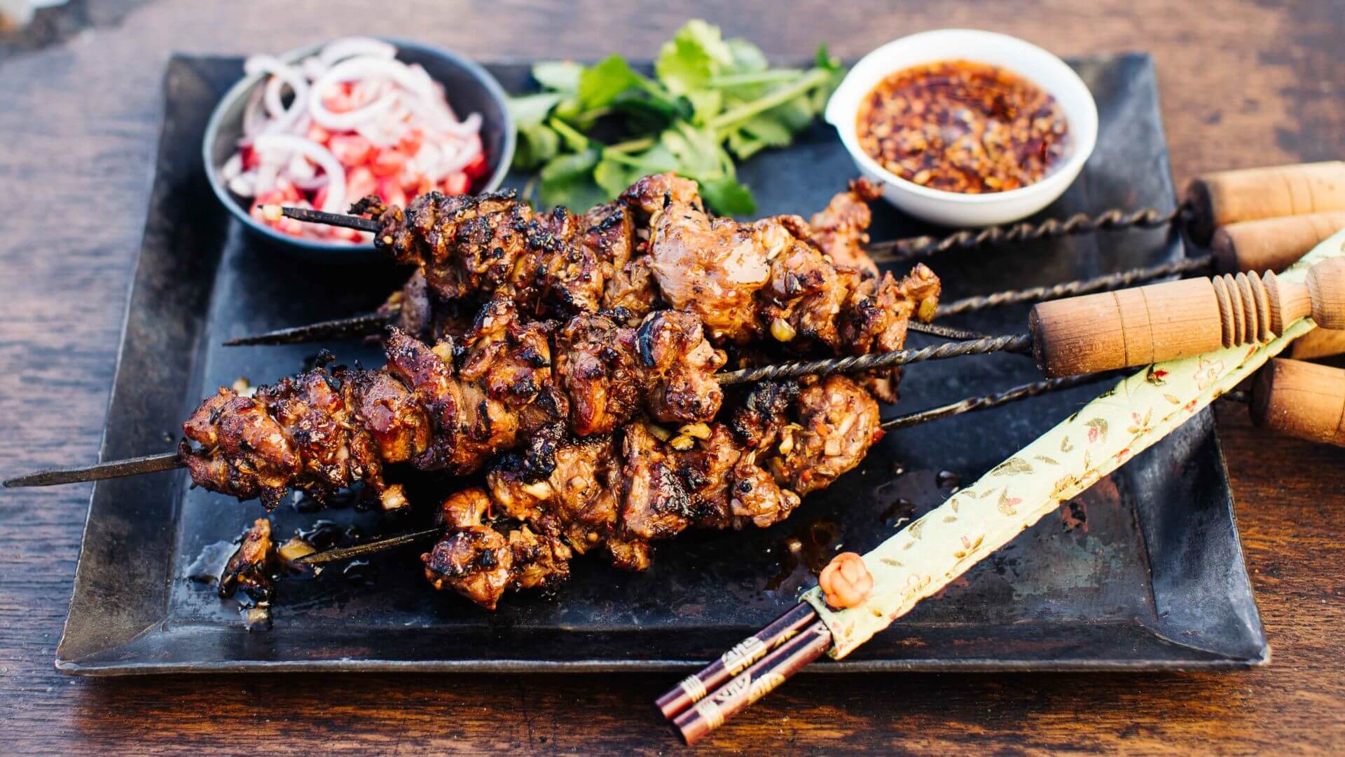 Yang Rou Chuan - Lammspieße vom Grill aus Xinjiang: Gegrillte Lammspieße aus Xinjiang sind ein echtes Streetfood-Highlight aus dem Nordwesten Chinas – saftig, würzig und voller Charakter. Ähnlich wie orientalische Kebabspieße, aber mit typisch...