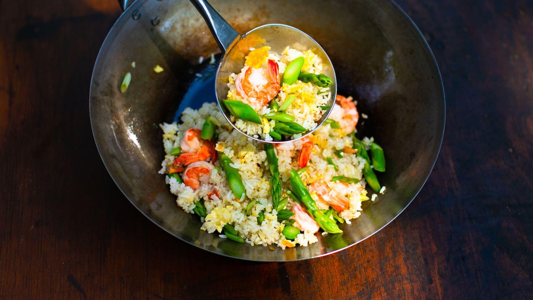 Gebratener Reis mit Garnelen und grünem Spargel aus dem Wok: Gebratener Reis nach Yangzhou-Art ist ein echter Klassiker der chinesischen Küche – schnell zubereitet, aromatisch und wunderbar wandelbar. 🍤🥢 In dieser leichten Variante wird er mit...