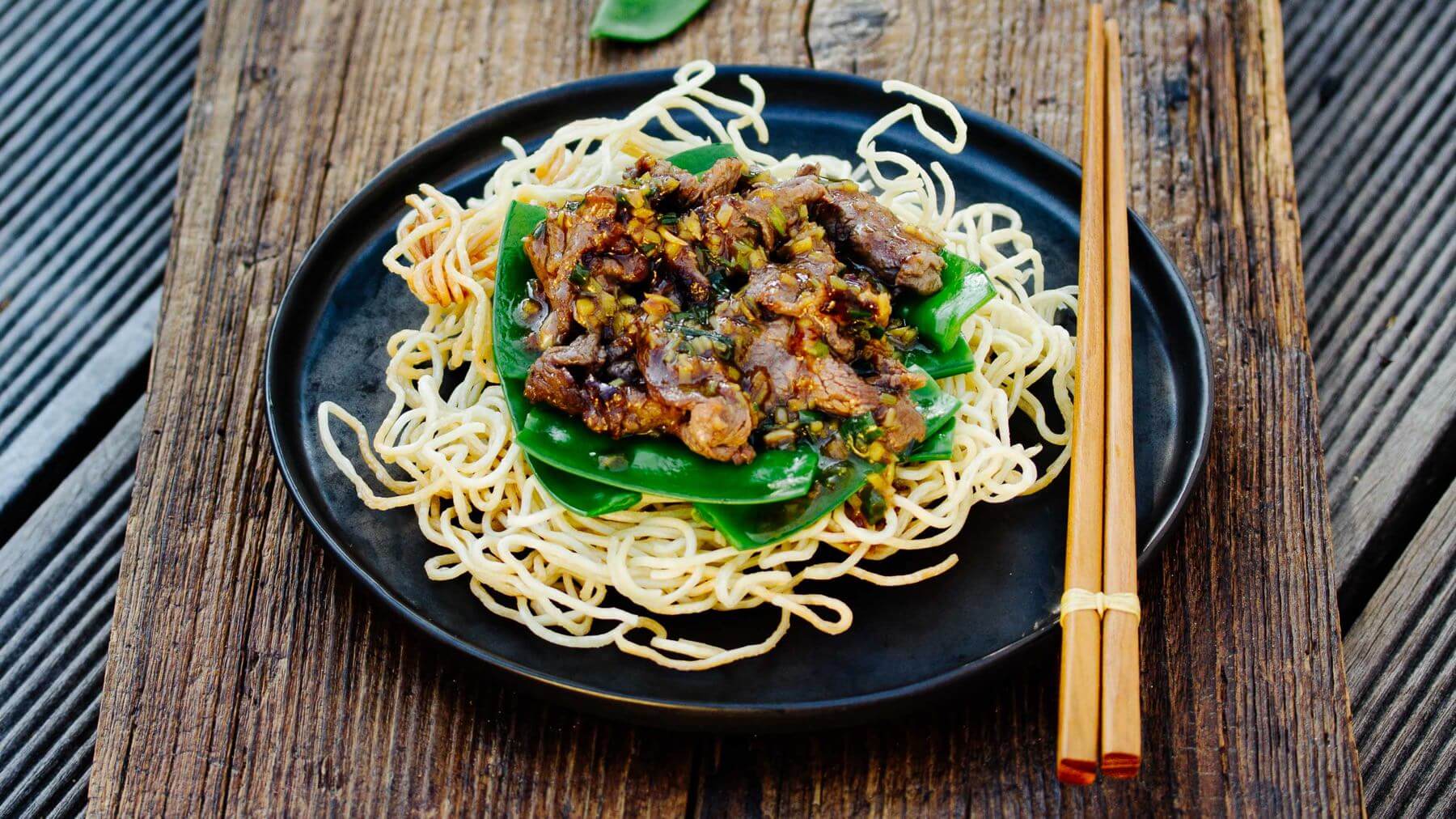 Knusprige Wok-Nudeln mit Rindfleisch - Niu Rou Chao Mian: Ein einfaches Rezept für chinesische knusprige Wok-Nudeln mit Rindfleisch. Das Rindfleisch wir scharfe angebraten und in einer würzigen Sauce serviert. Das Raffinierte sind die frittierten...