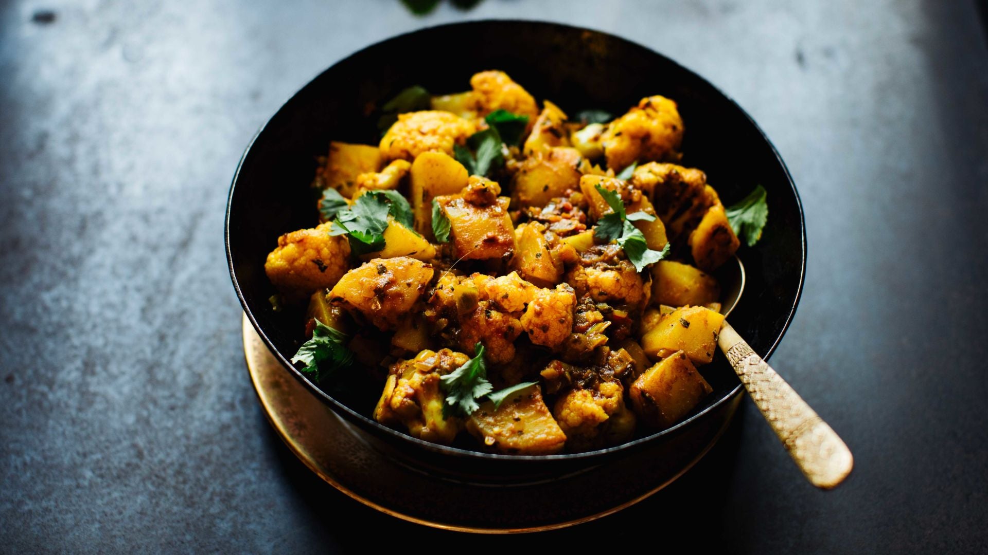 Aloo Gobi - Kartoffel-Blumenkohl Curry: Probiere unser Rezept für Aloo Gobi, ein beliebtes Gericht, das aus Nordindien und Pakistan stammt. Diese köstliche Mischung aus frischem Blumenkohl und zarten Kartoffeln wird durch aromatische indische...