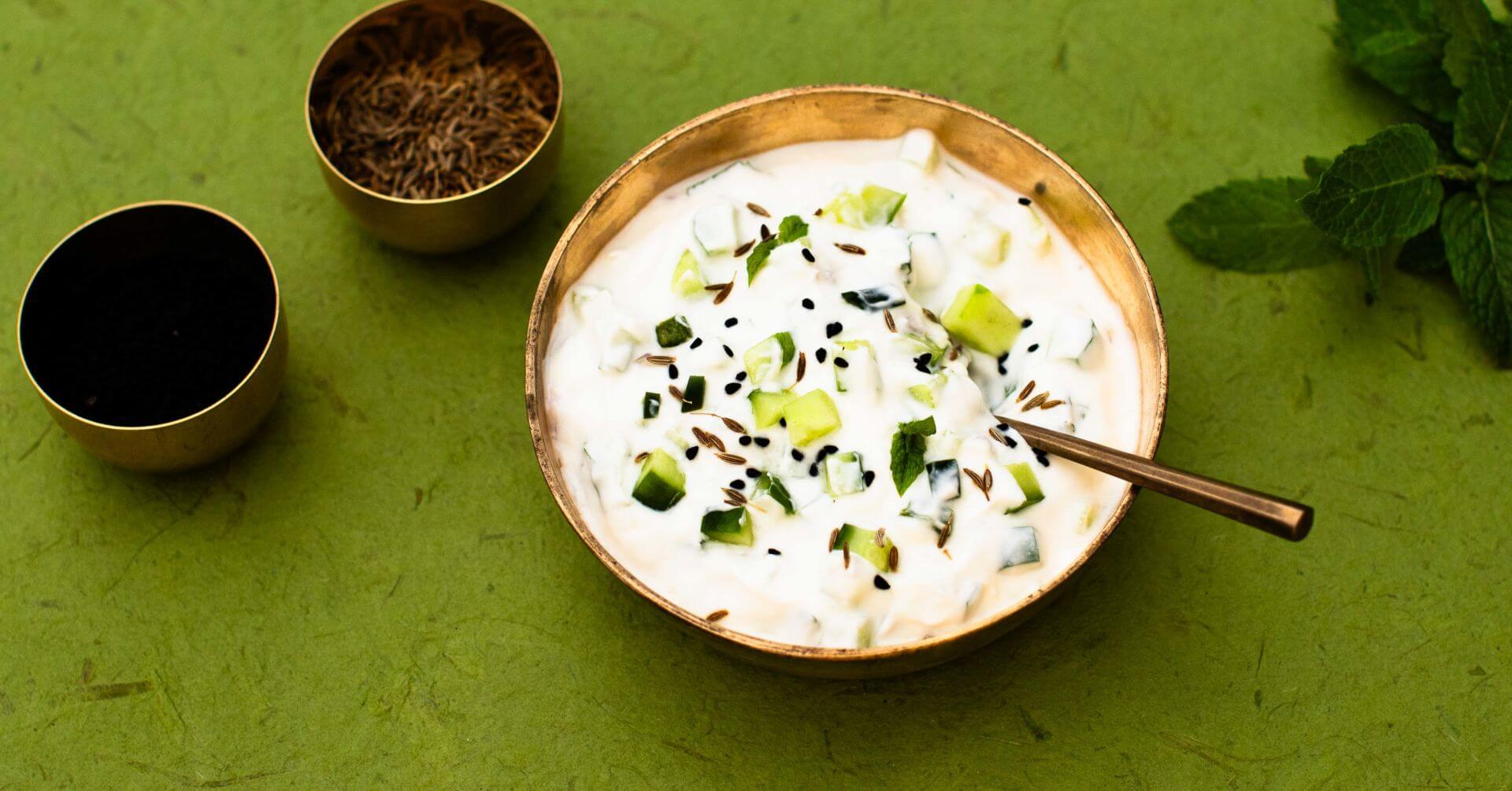 Raita: Raita ist der perfekte Begleiter zu würzigen Gerichten wie Biryani, Pulao oder Curry – cremig, kühlend und herrlich aromatisch. Auf Basis von Joghurt kannst du es ganz nach deinem Geschmack verfeinern: mit Gurken, Tomaten, Karotten,...