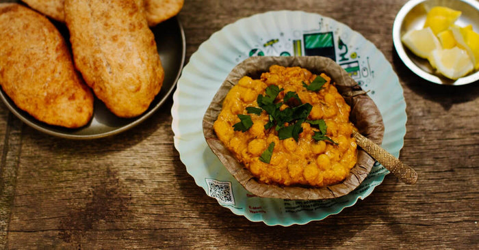 Chana Masala (Chole Bhatura) - Würziges Kichererbsen Curry mit Ballonbrot