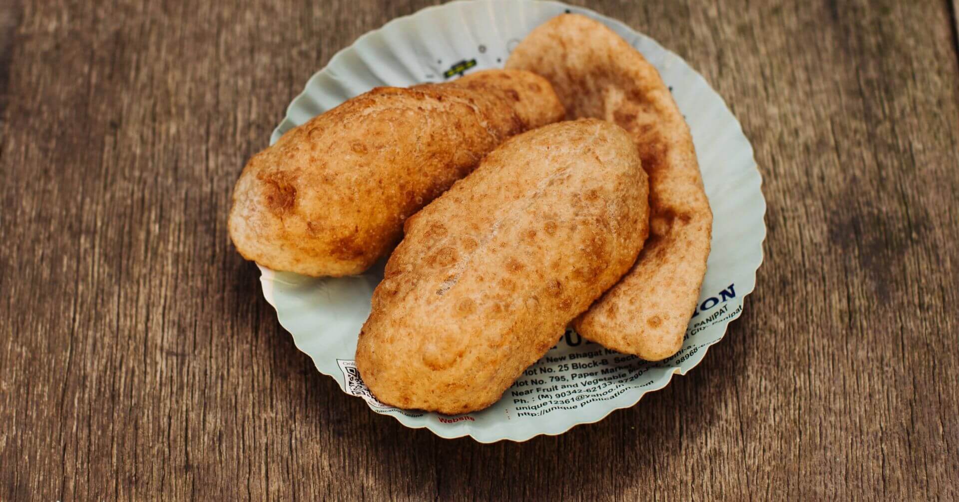 Bhatura Brot: Bhatura ist das goldbraun frittierte Wohlfühlbrot aus dem Punjab – außen knusprig, innen fluffig und einfach unwiderstehlich. Gefüllt und prall aufgegangen wird es traditionell mit Chana Masala – würzigen Kichererbsen – serviert....