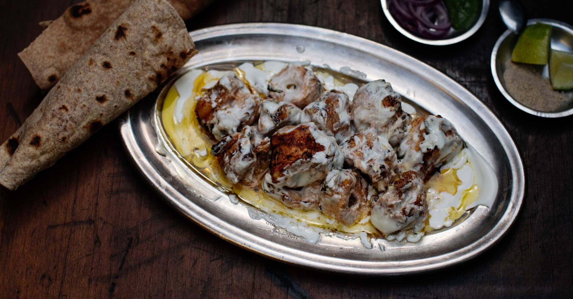 Murg Barrah - Mariniertes Grillhähnchen: Murg Barrah, auch bekannt als Chicken Burrah oder Murgh Burrah ist ein beliebtes indisches Gericht, das aus zarten Hähnchenstücken besteht, die in einer Mischung aus Joghurt und Gewürzen mariniert und dann...