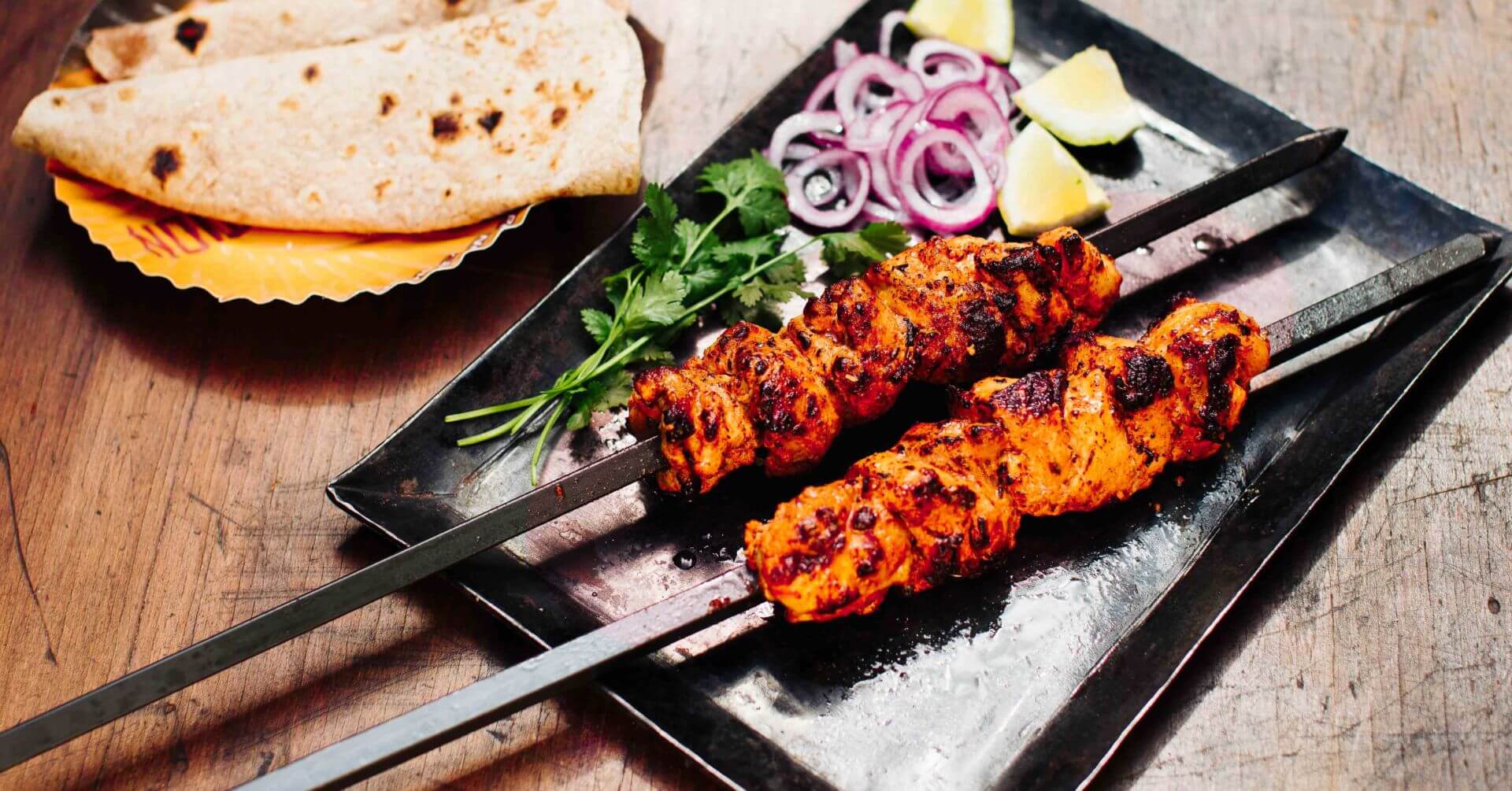 Tandoori Chicken - Gegrilltes Hähnchen: Tandoori Chicken ist ein echter Klassiker der nordindischen Küche – saftig, würzig und voller Rauch- und Röstaromen. Ursprünglich im Tandoor-Ofen zubereitet, wurde das Rezept in den 1920ern von Kundan Lal...