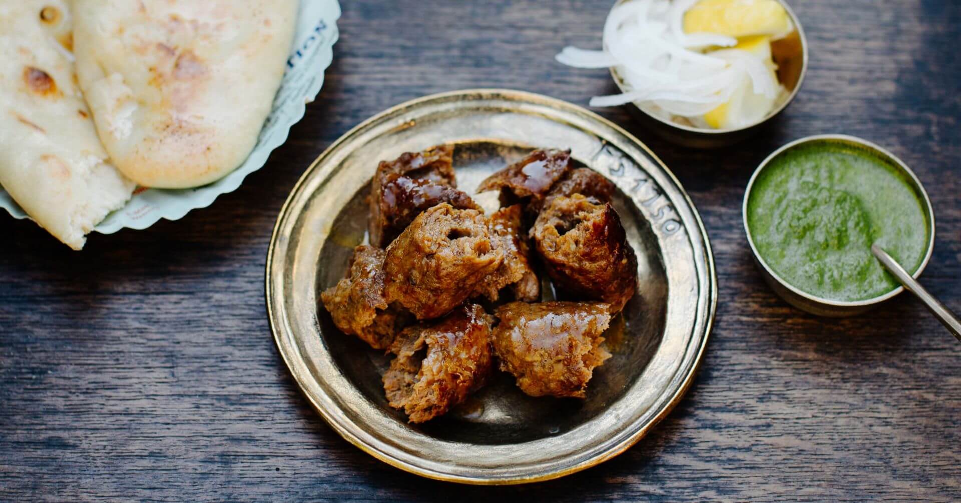 Mutton Seekh Kebab: Mutton Seekh Kebab bringt dir echtes Streetfood-Feeling aus Indien direkt nach Hause. Aus würzigem Lammhack, fein gehackten Zwiebeln, Knoblauch, Kräutern und kräftigen Gewürzen geformt, werden die Kebabs per Hand um Spieße...