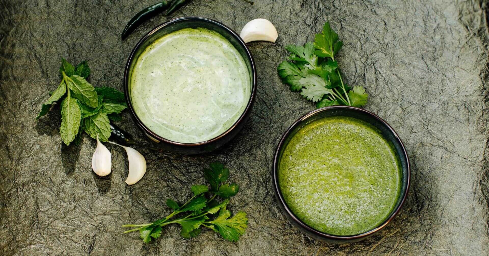 Grünes Minz-Joghurt Chutney: Unser Minz Joghurt Chutney ist eine cremige Köstlichkeit, die jeder Mahlzeit eine delikate Schärfe und ein reichhaltiges Aroma verleiht. Perfekt zu frittierten Leckereien oder saftigem Tandoori-Fleisch, verzaubert es...