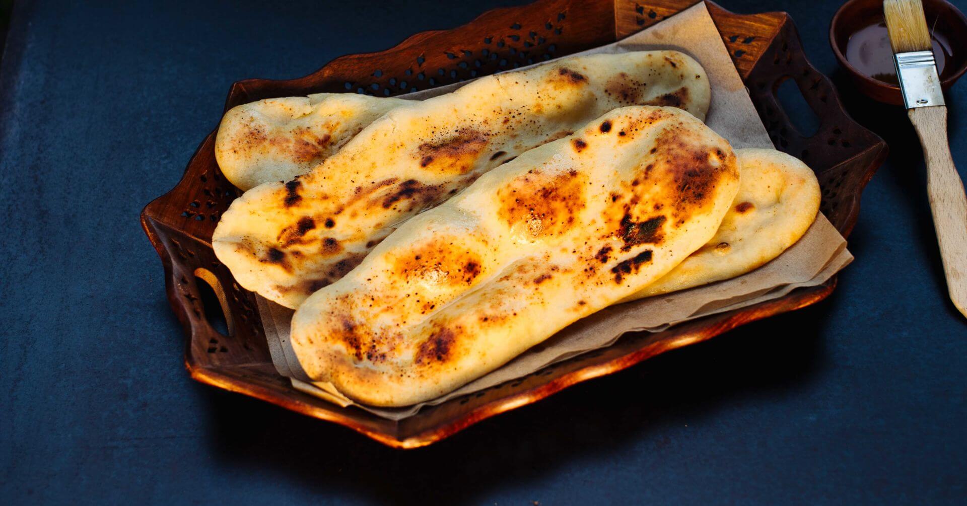 Naan - Indisches Fladenbrot: Naan ist das wohl bekannteste indische Fladenbrot – fluffig, weich und mit diesen typischen goldbraunen Backflecken, die beim traditionellen Backen im Tandoor entstehen. Dank Hefe, Joghurt und Milch bekommt es seine...
