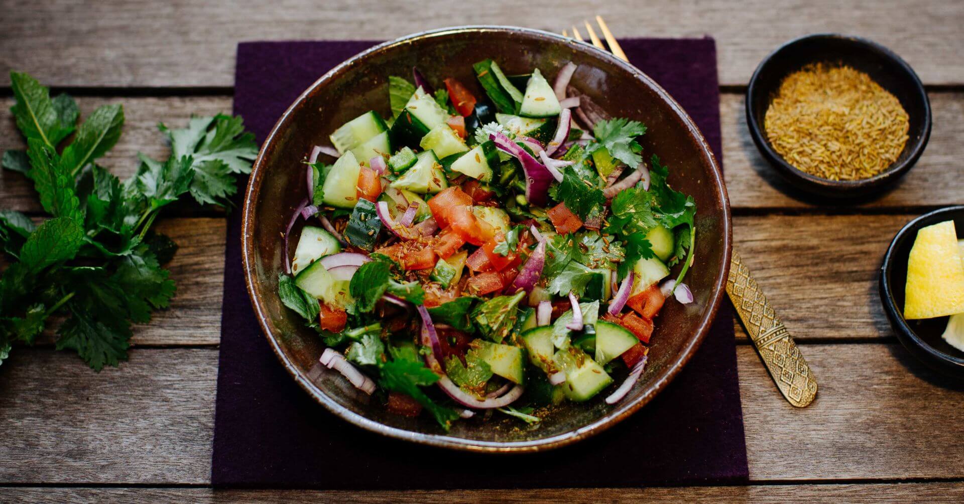 Kachumber Salat mit Gurke, Tomate und Zwiebel: Kachumber ist der perfekte Frischekick zur würzigen indischen Küche – leicht, knackig und herrlich aromatisch. Tomaten, Gurken und Zwiebeln treffen auf Koriander, Minze und eine Prise Kreuzkümmel....