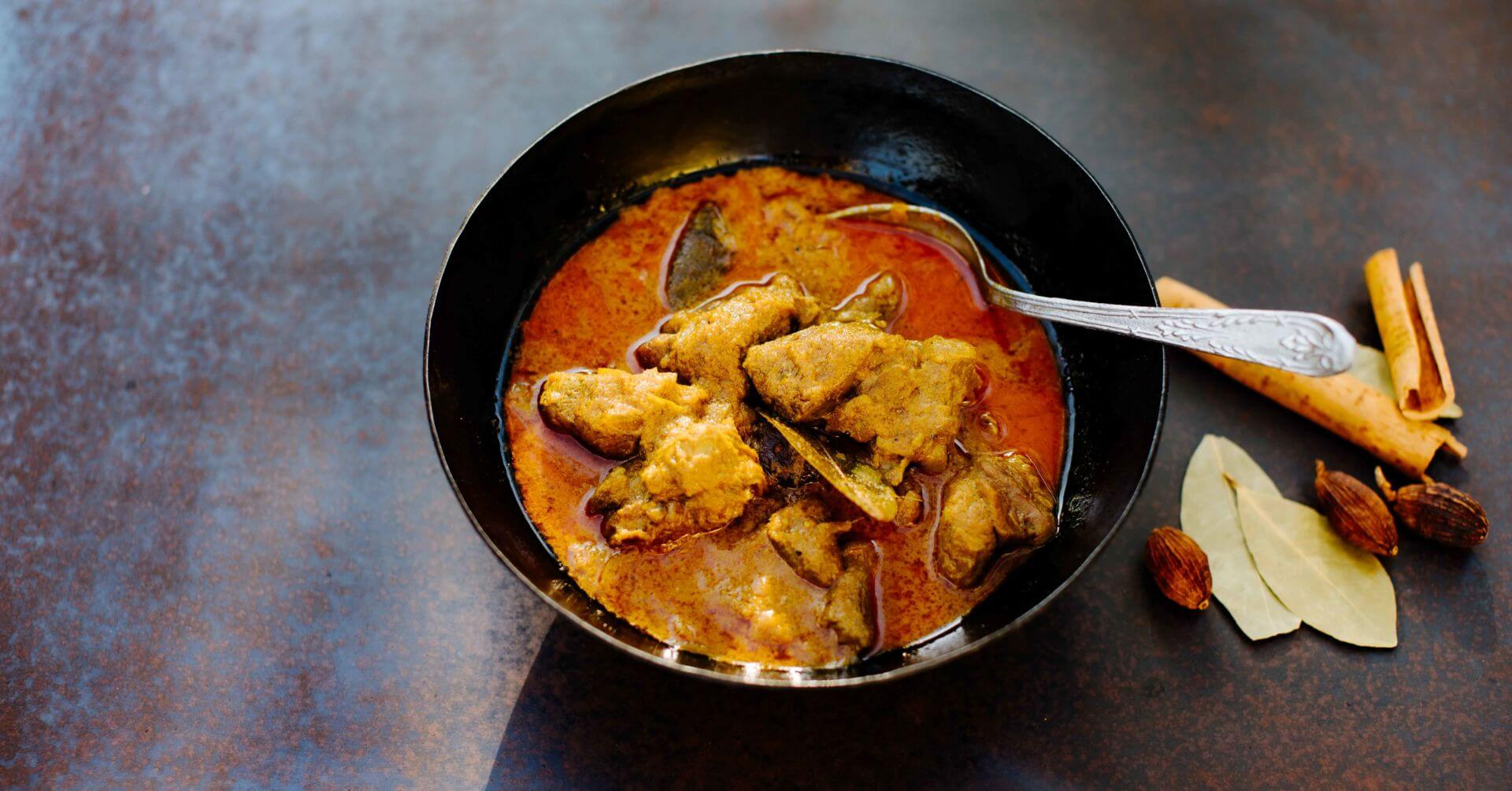 Mutton Korma: Mutton Korma ist ein echter Klassiker der südasiatischen Küche – zart geschmortes Lammfleisch in einer cremigen, aromatisch-würzigen Sauce aus Joghurt, Nüssen und Gewürzen. Ob Keule, Schulter oder Halsstück mit Knochen – das Fleisch...