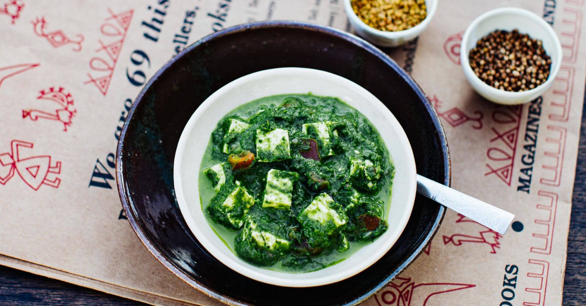 Palak Paneer: Entdecke mit unserem Palak Paneer eine köstliche Kombination verschiedener samtig-weicher Texturen. Palak, das grüne Gemüse auf Hindi, und Paneer, der feste Frischkäse, harmonieren perfekt in diesem nordindischen Klassiker. Du...