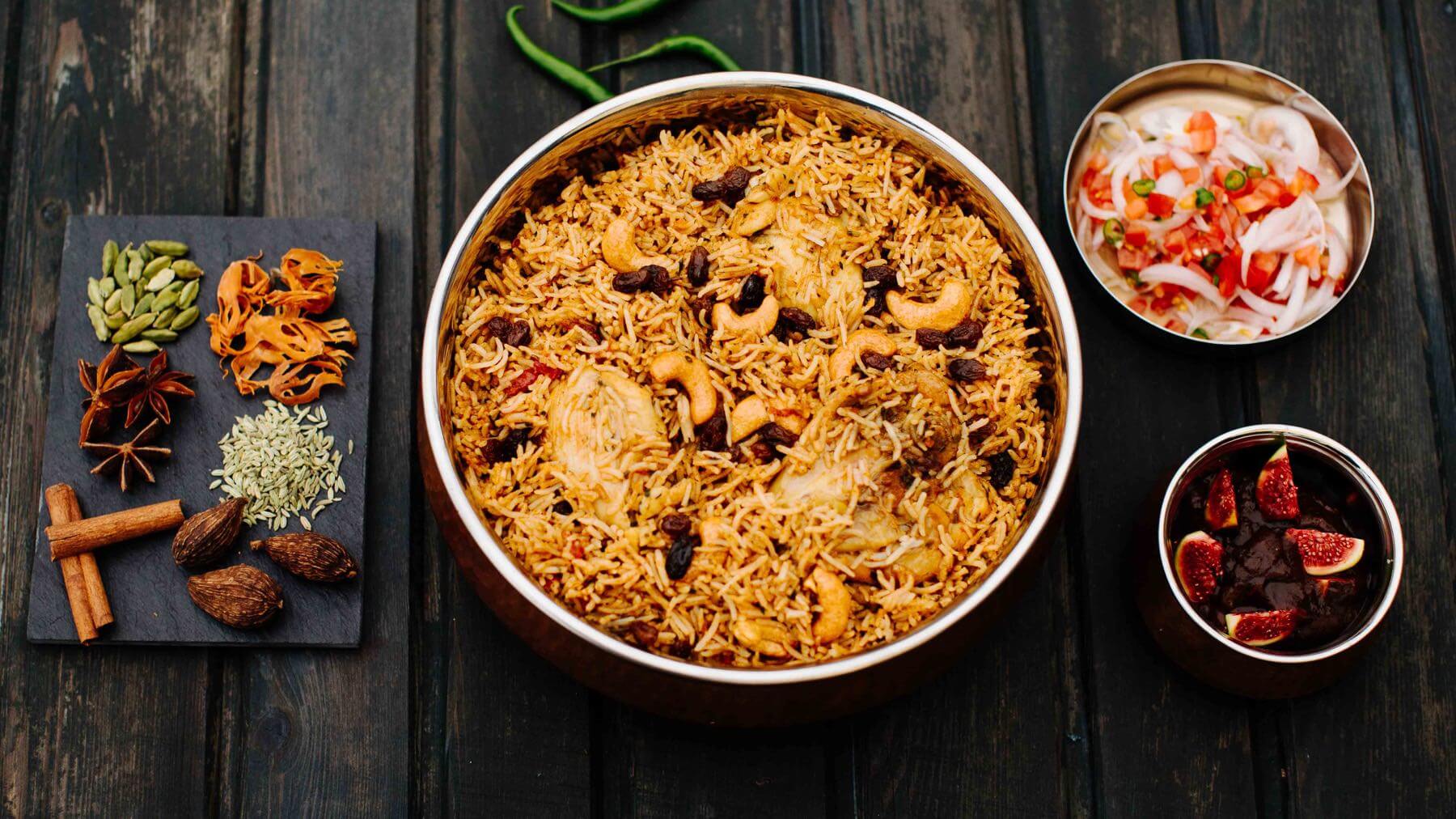 Biryani mit Huhn aus Kerala: Schon mal von Biryani gehört? Das ist ein Gericht mit einer unglaublich langen und spannenden Geschichte! Ursprünglich brachten persische Händler das Reisgericht Pilav nach Nordindien, wo es von den genialen Köchen...