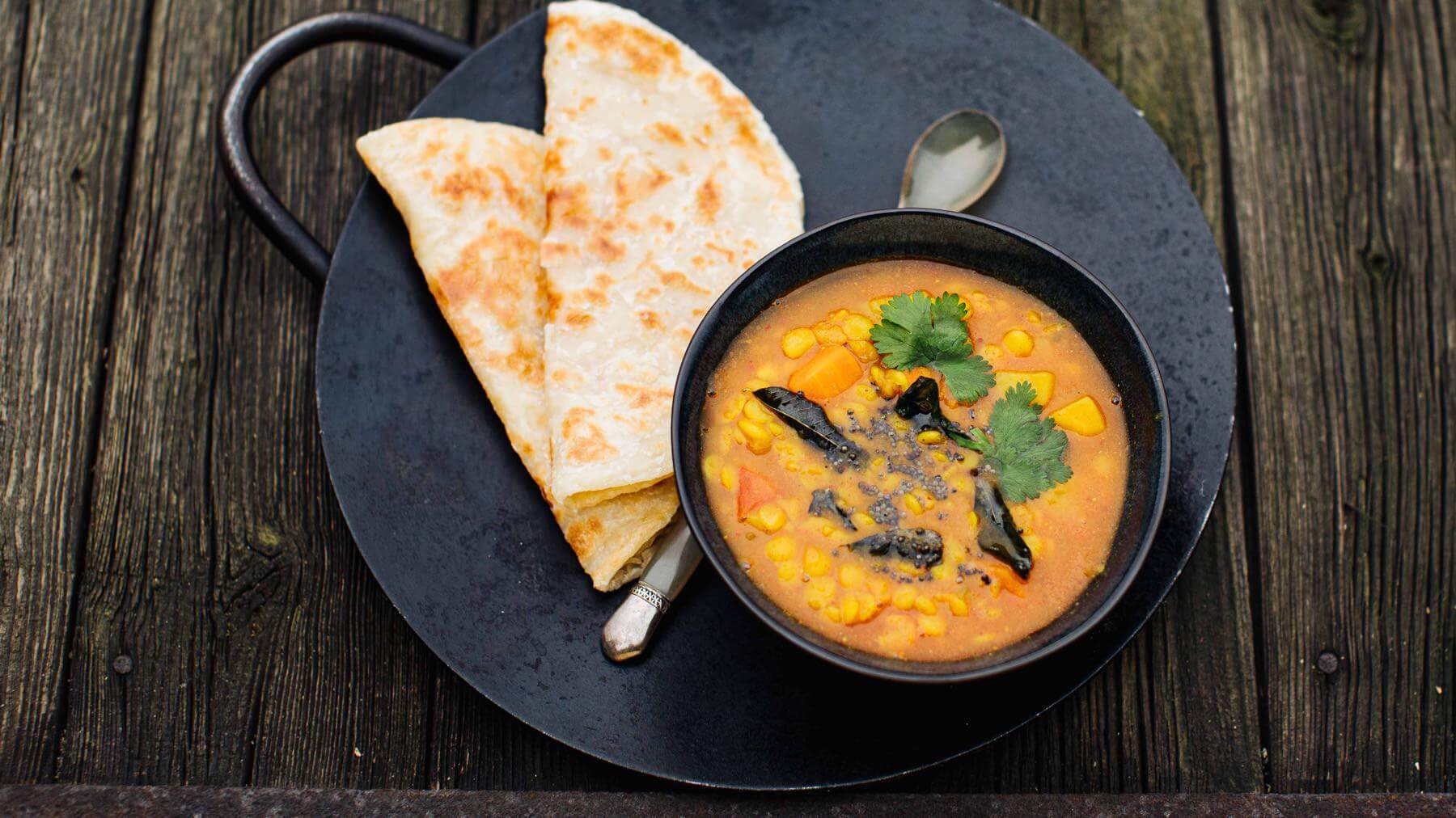 Sambar für Dosa aus Südindien: Sambar ist ein würziger Linseneintopf aus Südindien, den du einfach lieben wirst – herzhaft, aromatisch und gleichzeitig richtig gut für dich. 🇮🇳 Die Basis bilden Toor-Dal (gelbe Spalterbsen), frisches Gemüse und...