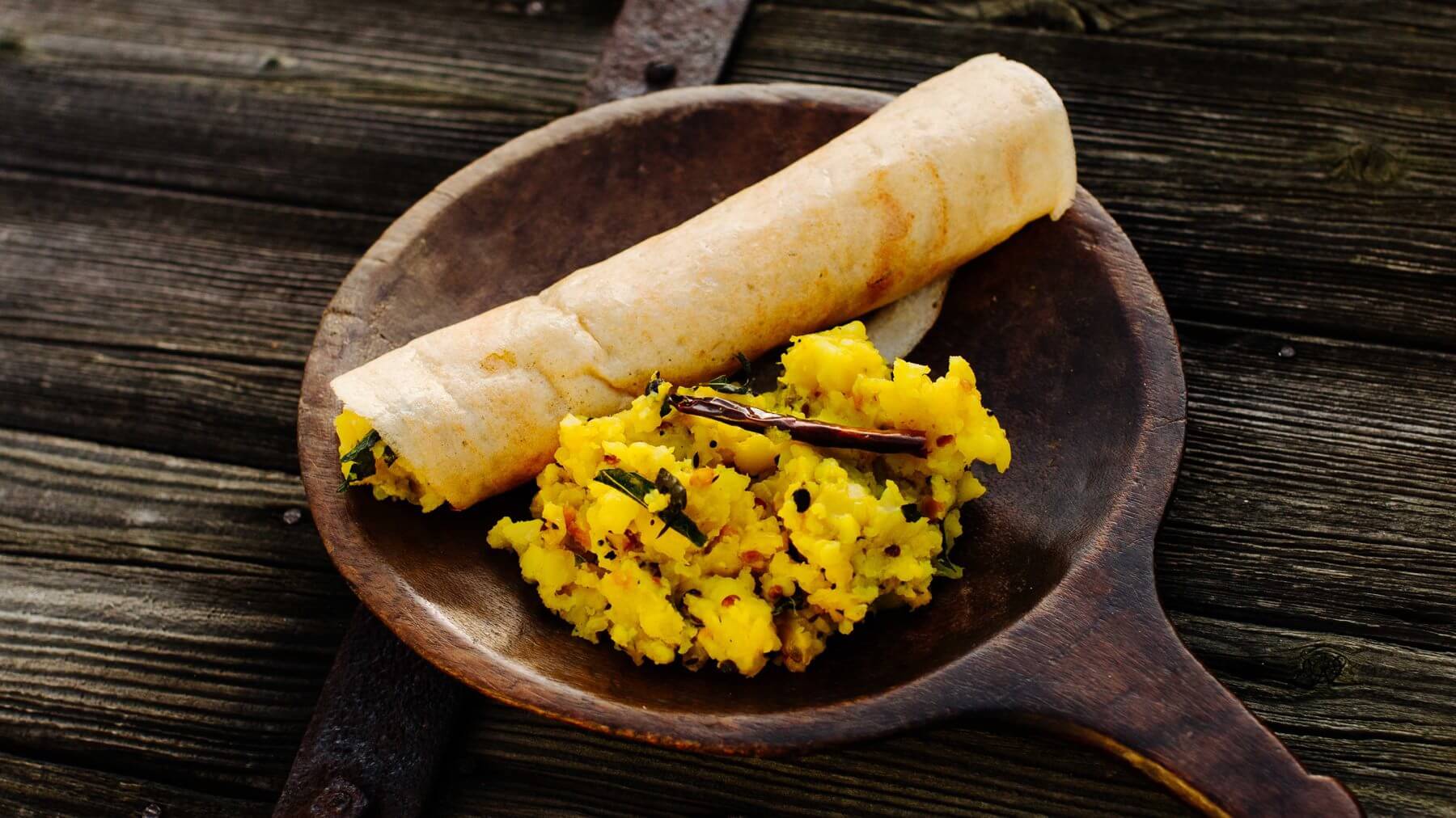 Masala Dosa aus Südindien: Masala Dosa bringen den einzigartigen Geschmack Südindiens direkt auf deinen Tisch! Eine Dosa ist ein knuspriger, leichter Crêpe aus Reis und Linsen, dessen Teig durch Fermentation nicht nur leichter verdaulich wird,...