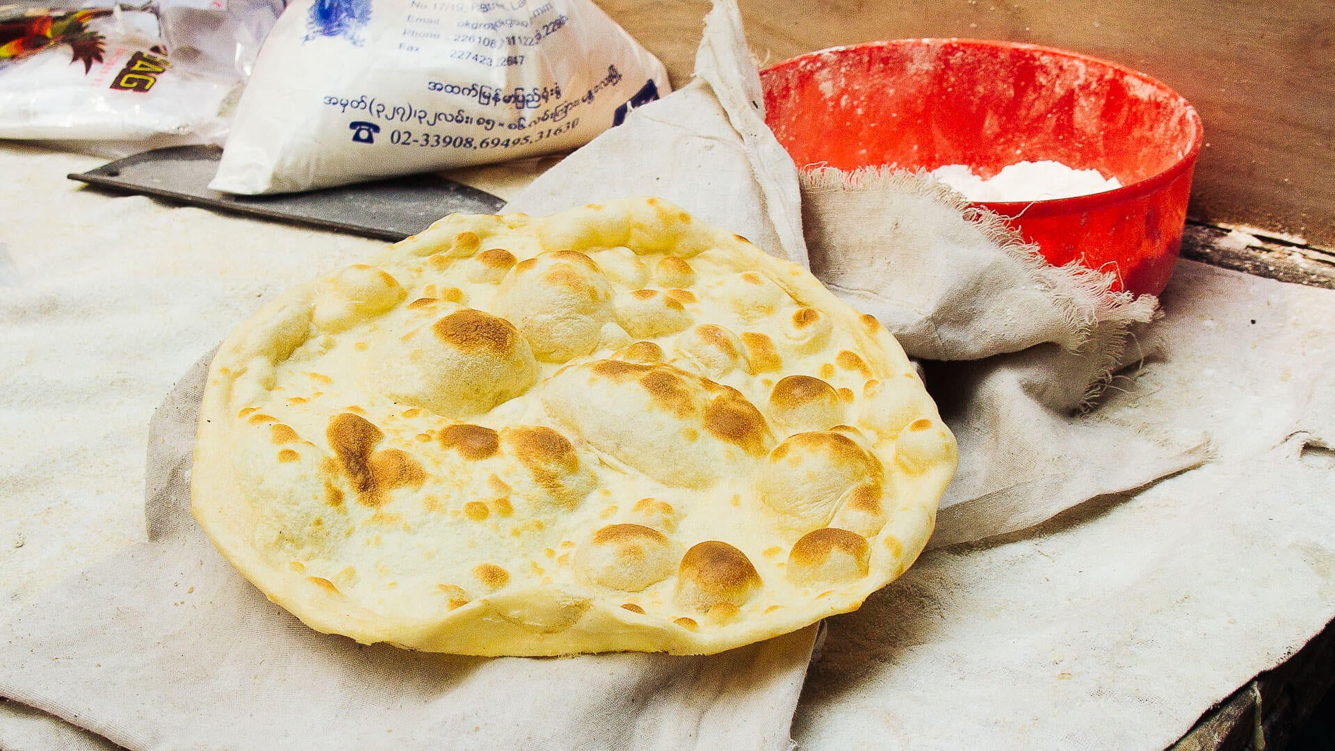 Chapati - Indisches Fladenbrot: Chapati ist ein echtes Alltagsbrot in der indischen Küche – einfach, gesund und unglaublich vielseitig. Der Teig aus Vollkornmehl (klassisch aus Gerste, Hirse und Weizen) lässt sich auch prima mit Dinkel- oder...