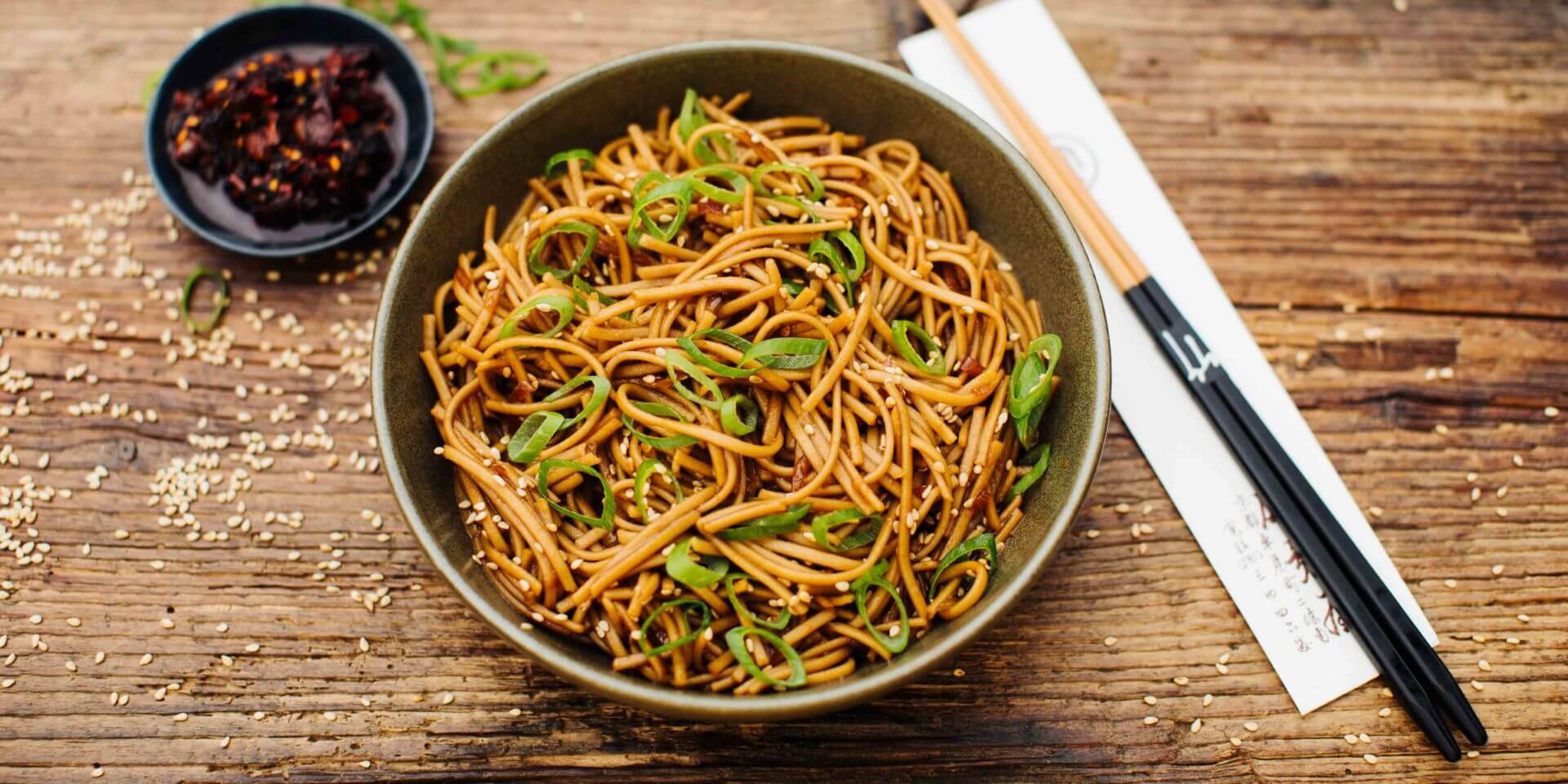 Soba Nudeln aus dem Wok - schnell & lecker: Soba Nudeln sind nicht nur lecker und gesund, sondern auch blitzschnell zubereitet! Diese japanischen Buchweizennudeln kochen viel schneller als Spaghetti, sodass du im Handumdrehen ein köstliches...