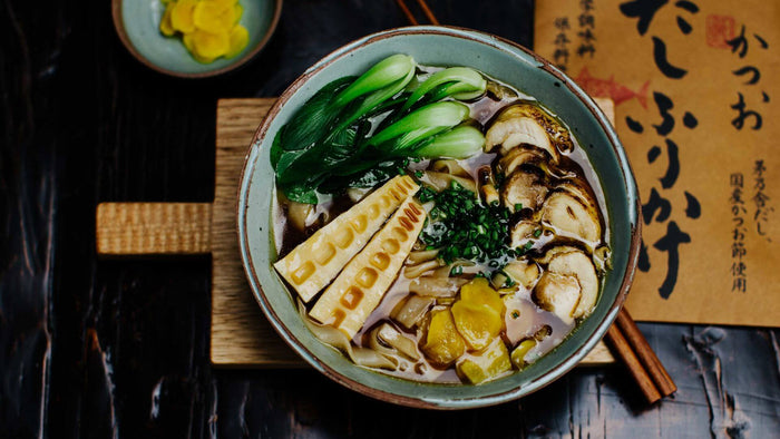 Shoyu-Ramen mit Hähnchen-Chashu, Pak Choi und Bambussprossen