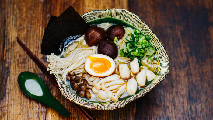 Shio Ramen mit Pilzen, Soja-Ei und Nori-Blatt