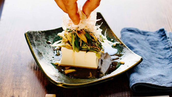 Seidentofu mit Frühlingszwiebeln und Bonitoflocken