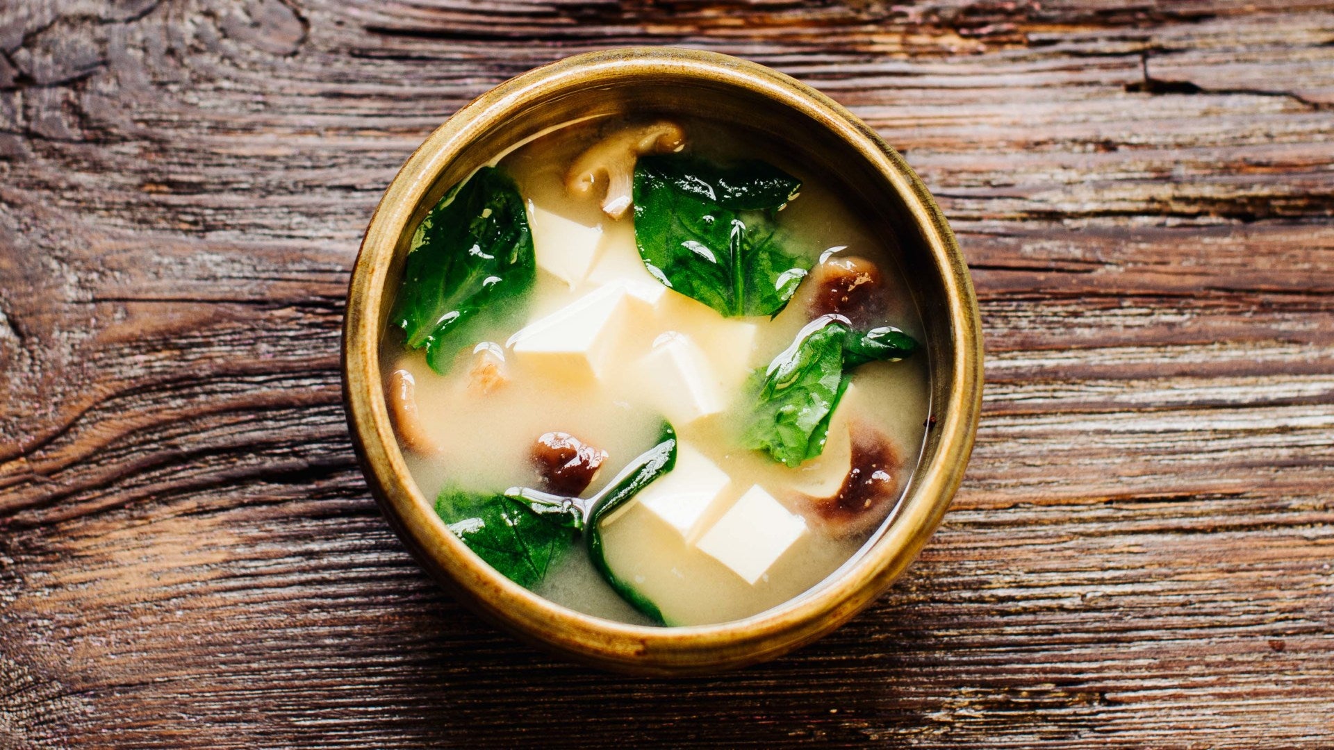 Misosuppe mit Shiitake-Pilzen und Tofu – Miso Shiru: Misosuppe ist mehr als nur eine Vorspeise – sie ist Seelennahrung aus Japan. In unserem Rezept trifft eine Dashi-Brühe aus Shiitake-Pilzen auf Miso, die fermentierte Paste aus Sojabohnen, Koji...