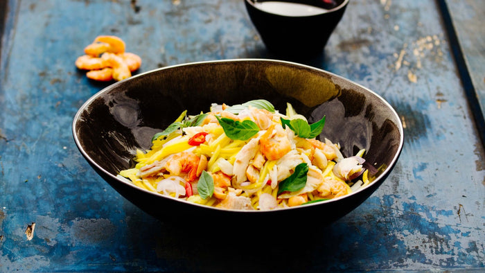 Grüner Mangosalat mit Räucherfisch