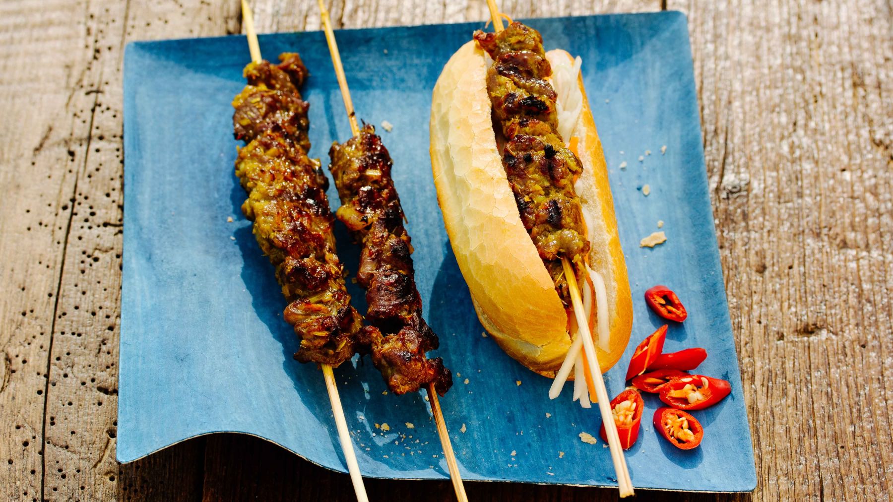 Khmer Baguette mit gegrilltem Rindfleisch: Gegrillte Rindfleischspieße im Baguette – ein schneller, würziger Street-Food-Snack, der dich direkt nach Kambodscha bringt. Das Geheimnis? Die aromatische Khmer-Würzpaste namens Kroeung, aus...