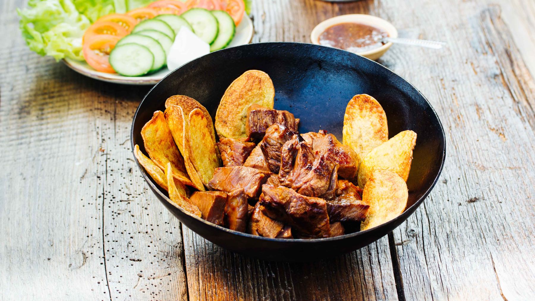 Beef Lok Lak - Rindfleisch aus dem Wok mit Pfeffersauce: Beef Lok Lak ist ein echter Liebling der kambodschanischen Küche – mit zarten Rindfleischwürfeln, die scharf im Wok angebraten werden und einem feurigen Pfeffer-Limetten-Dip, der alles...