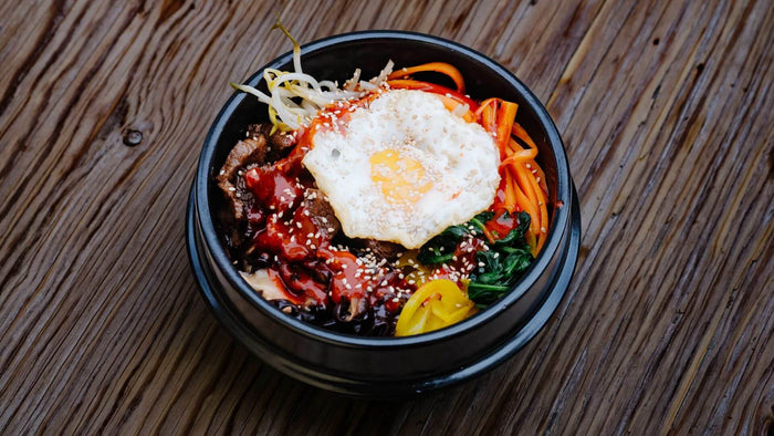 Bibimbap – Reisschale mit gebratenem Gemüse und Spiegelei