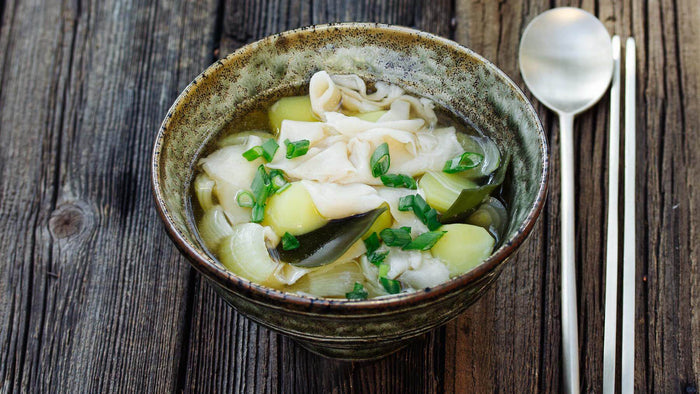 Koreanische Suppe mit handgezogenen Nudeln - Sujebi