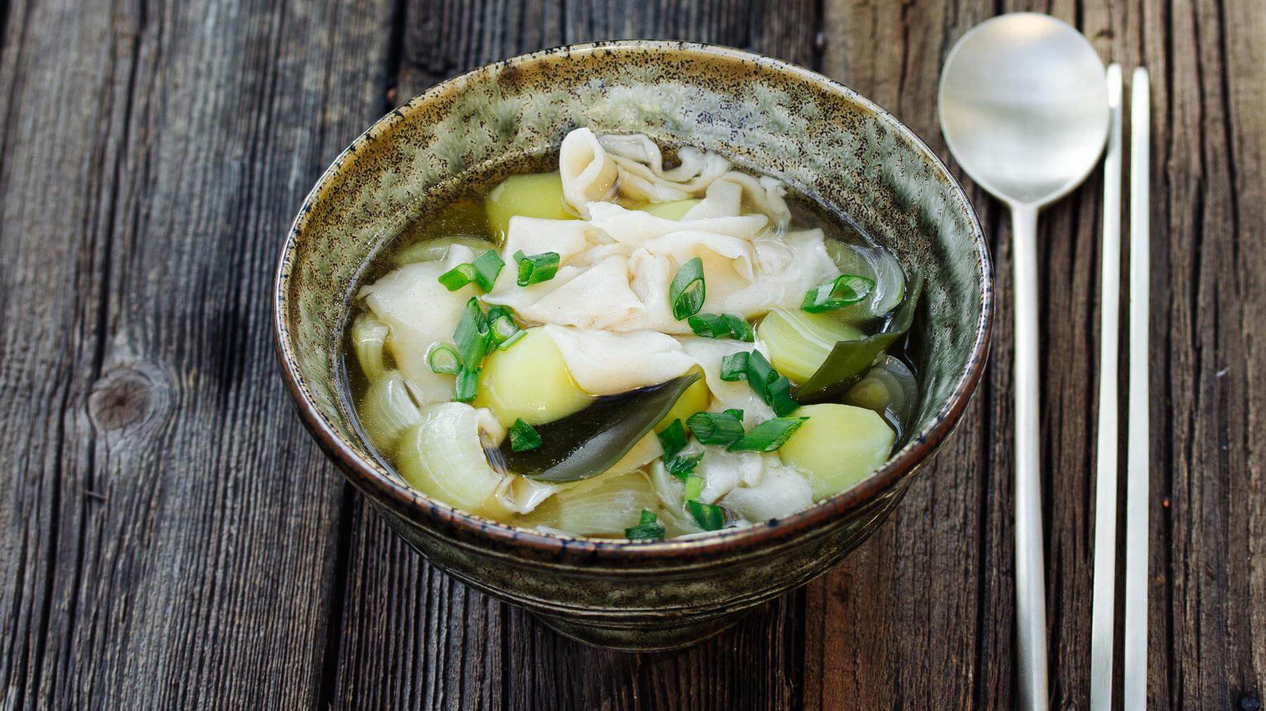 Koreanische Suppe mit handgezogenen Nudeln - Sujebi: Handgezogene Nudeln? Klingt erstmal wild – schmeckt aber nach purem Comfort Food! 🍜 Bei dieser herzhaften Nudelsuppe wird der Teig von Hand gezupft und direkt in die heiße Brühe gegeben. Das...
