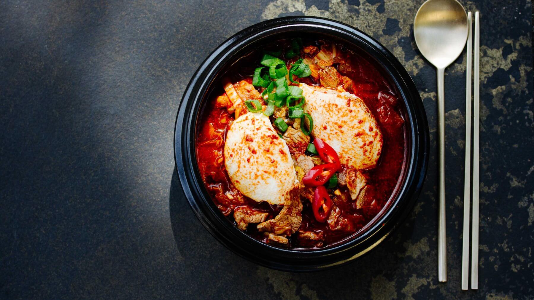 Sundubu Jjigae – Scharfer Tofu-Eintopf mit Kimchi: Sundubu Jjigae ist Koreas Antwort auf kalte Wintertage: ein dampfend heißer, feurig-scharfer Eintopf mit Entrecôte, fermentiertem Kimchi, roten Chiliflocken und zartem Seidentofu. Frische...
