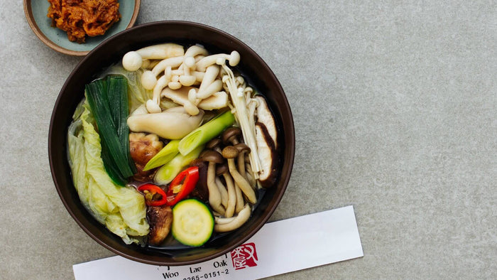 Koreanischer Hot Pot mit Pilzen und Tofu - Doenjang Beoseot Jeongol