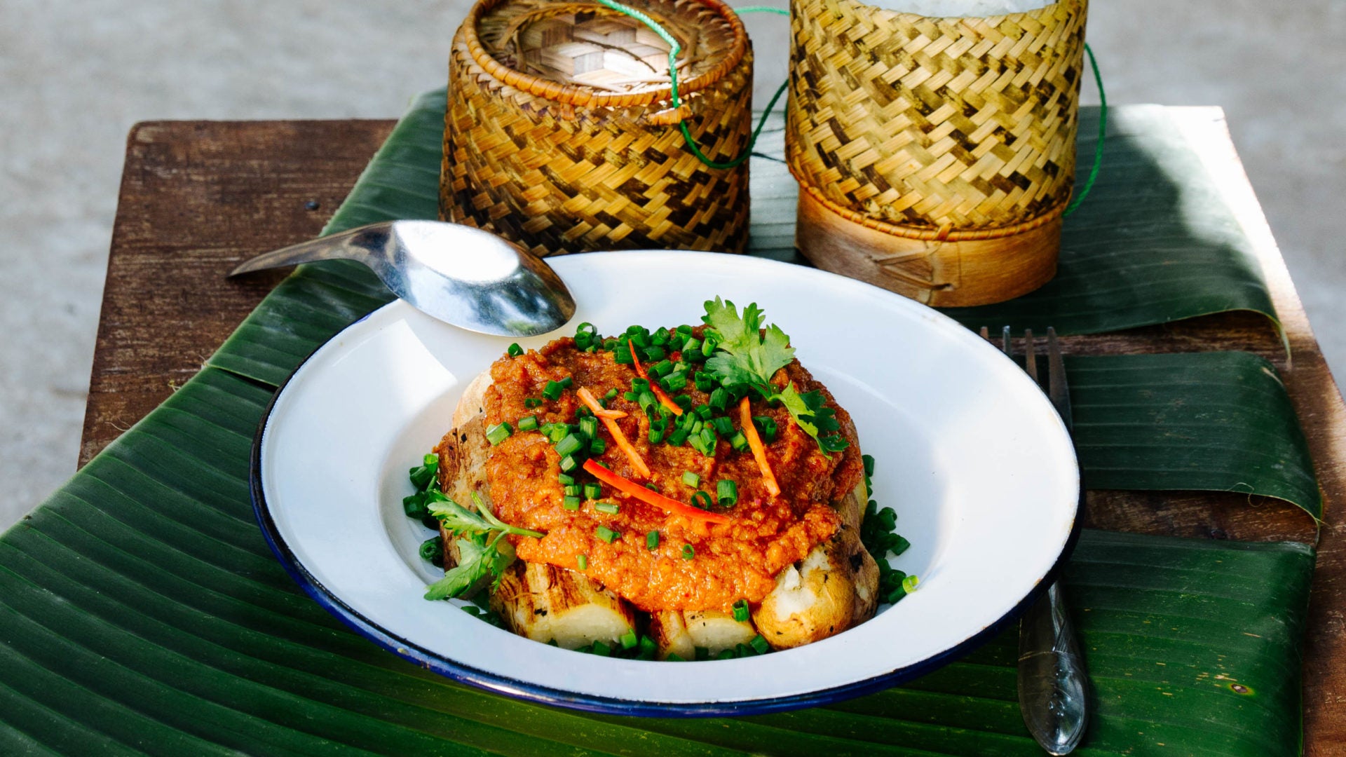 Laotischer warmer Auberginen-Salat mit Curry: Gegrillte Auberginen mit einem Dressing aus Zitronengras, Galgant und vielen anderen Gewürzen. Es wird zusammen mit Kokosmilch zu einer aromatisch-scharfen Paste gebraten, die man über die Auberginen...