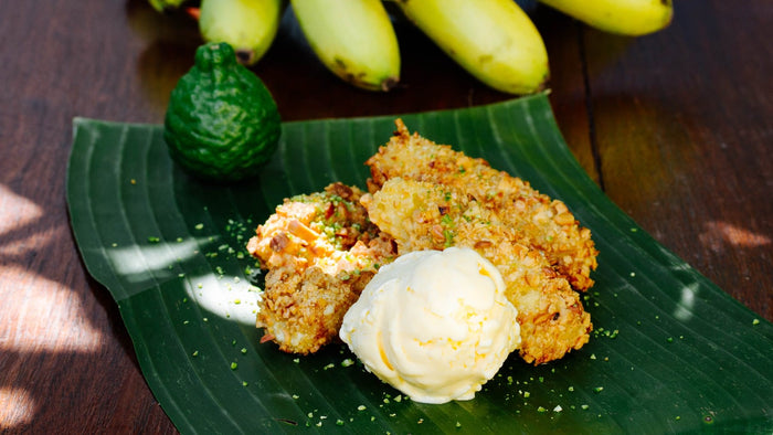 Frittierte Bananen mit Cashew-Kernen und Kaffirlimetten-Sauce