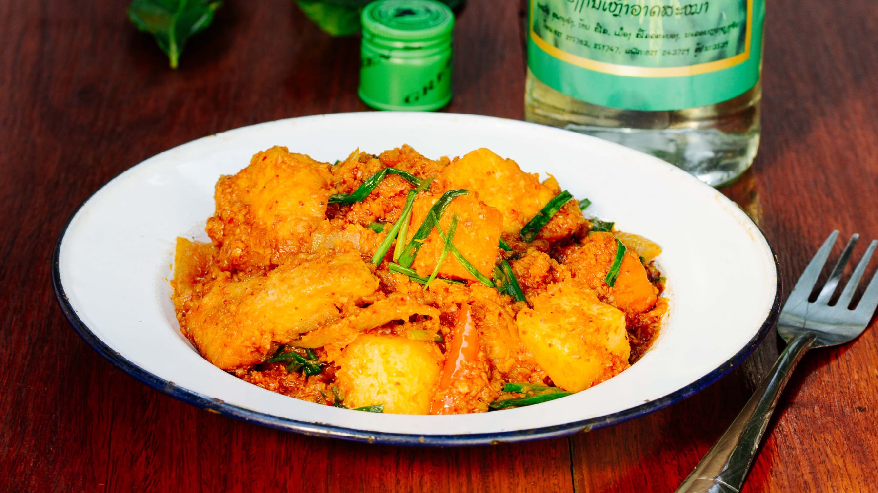 Fisch-Curry mit Lao-Whiskey: Frittierter Fisch mit knackigem Gemüse in einer aromatischen Curry-Paste serviert, die mit Lao-Whiskey abgeschmeckt ist. Lao-Whiskey ist ein hochprozentiger Reisschnaps, der unter dem Namen Lao-Lao neben Beer Lao ein...