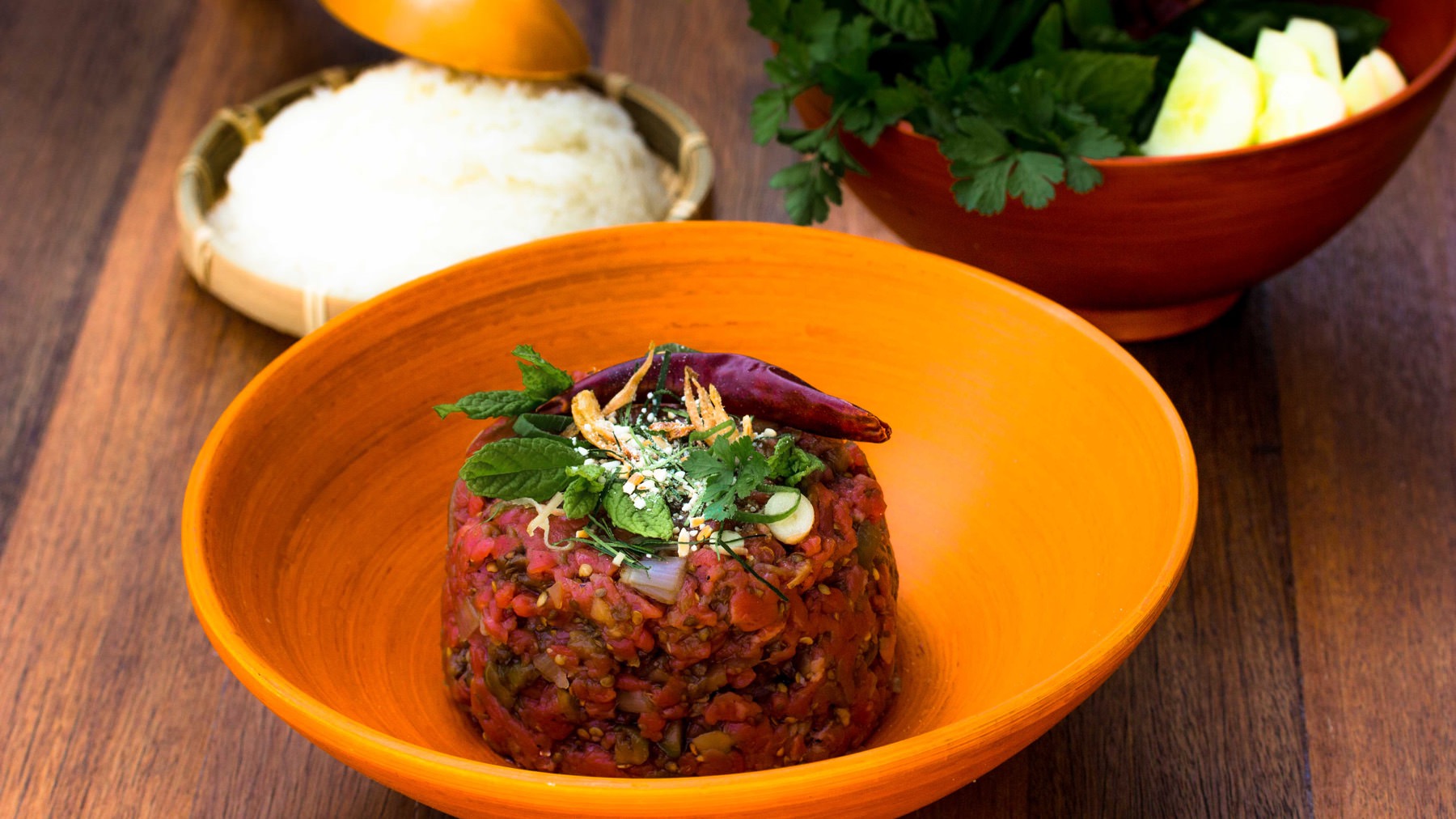 Laab Sien - Laotisches Rindertatar mit frischen Kräutern: Laab, Laap oder Larb – dieser laotische Salat bringt frischen Wind in die Küche! Mit Tatar vom Rind zauberst du eine aufregende Variante, die garantiert begeistert. Frische Zitronengras,...