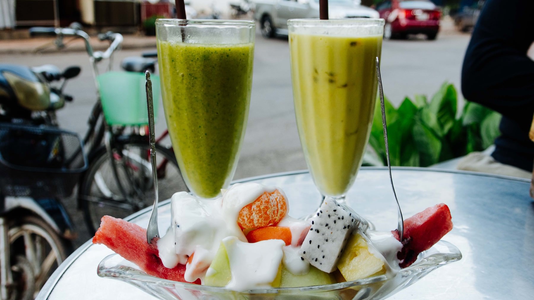 Mango-Minze-Limetten Smoothie: Südostasiens tropische Früchtevielfalt ist überwältigend – ob aus der Hand, als Obstsalat oder im Smoothie. 🥭 In Noy's Fruit Heaven in Vientiane haben wir eine ganz besondere Kombination entdeckt: süße Mango,...