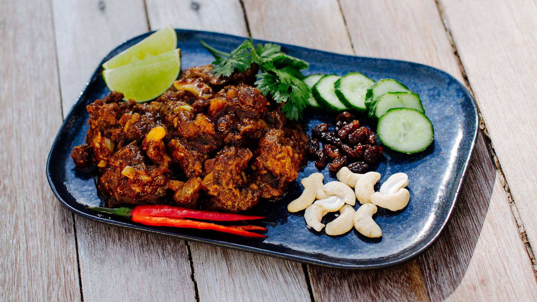 Lamm Curry aus Malaysia: Kuzi Kambing ist ein mildes Lamm-Curry mit Tiefe – gewürzt mit Zimt, Kardamom, Kreuzkümmel und Nelken, die dem Gericht eine warme, volle Note verleihen. In Malaysia gehört es besonders in der Ramadanzeit auf den Tisch,...