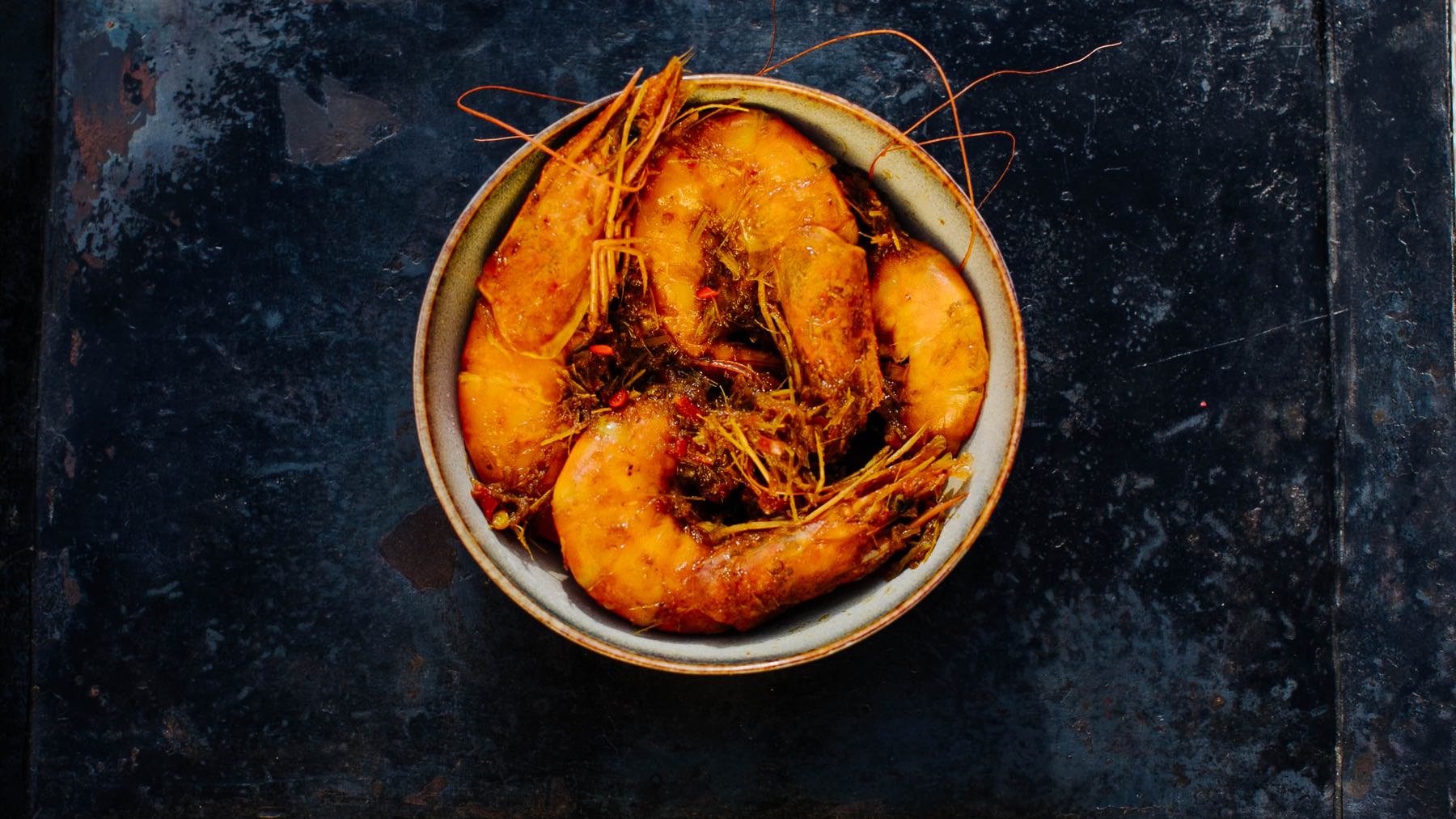 Garnelen Curry aus Malaysia mit Tamarinde: Udang Assam Pedas ist ein scharf-säuerliches Garnelencurry aus Malaysia – kräftig im Geschmack, ganz ohne Öl zubereitet. 🍤 „Assam“ bedeutet sauer, „Pedas“ scharf – und genau das bringt dieses Gericht auf...