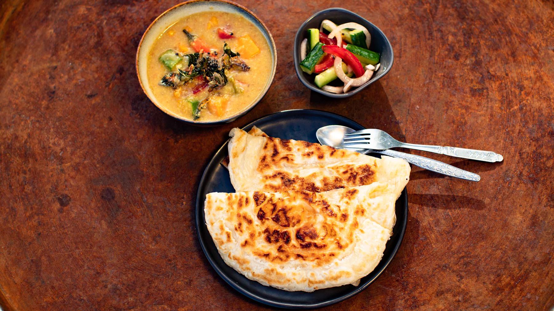 Dhal - Roti Canai Rezept aus Malaysia: Dhal ist Soulfood pur – nahrhaft, würzig und unglaublich vielseitig. Für unser Rezept verwenden wir rote Linsen: süßlich im Geschmack, schnell gekocht und vollgepackt mit Proteinen, Eisen und essenziellen...