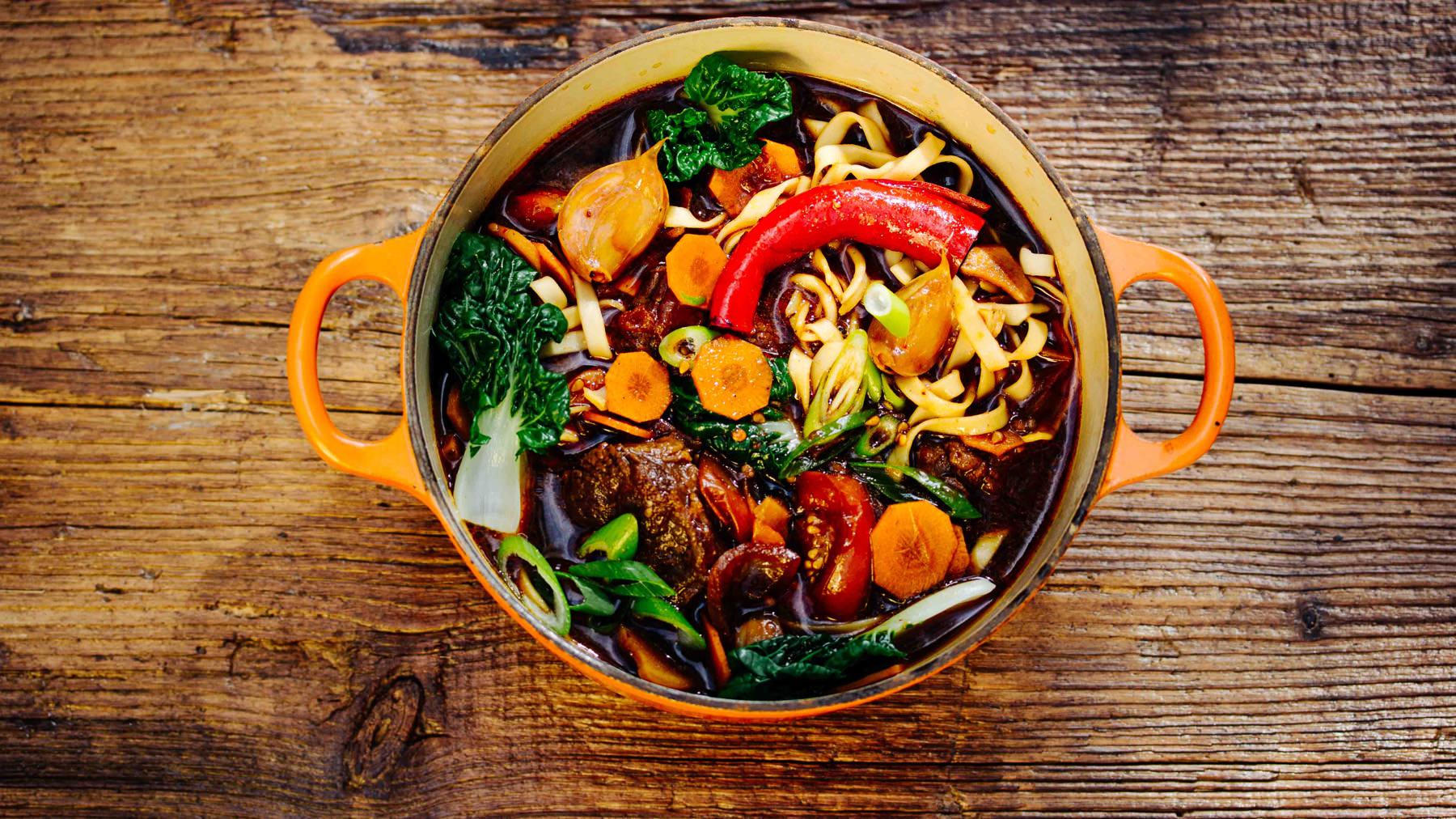 Taiwanesische Beef Noodle Soup - Niu Rou Mian: Beef Noodle Soup ist Taiwans Nationalsuppe – tief aromatisch, kräftig und ein echter Klassiker. 🍜 Ursprünglich von muslimischen Chinesen aus Szechuan, kam das Gericht in den 1950ern mit den...