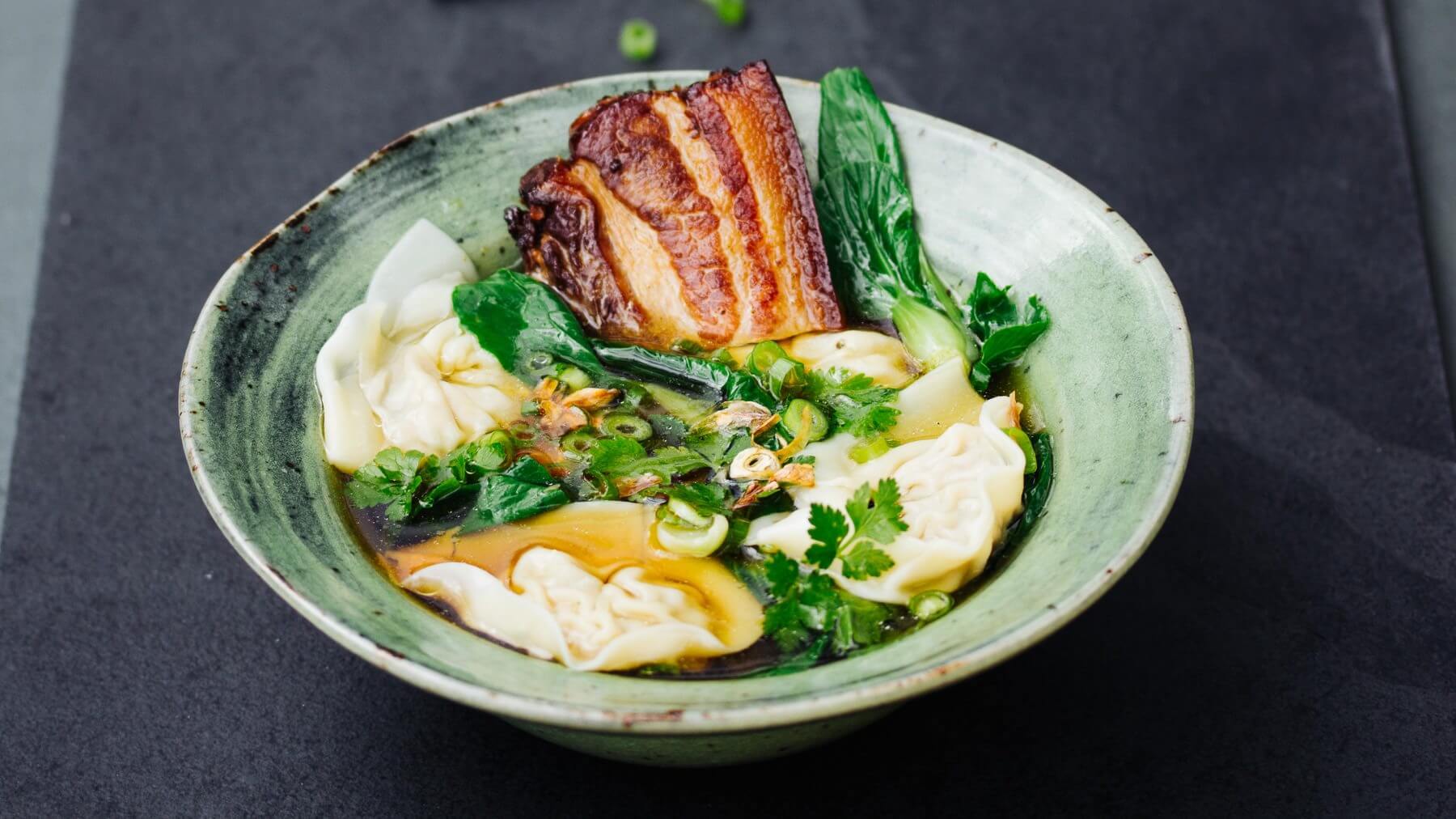 Wantan Suppe mit gegrilltem Schwein - Hun Dun Tang: Wantan, oder Wonton, sind kleine, zarte Teigtaschen, die in einer klaren Brühe einfach himmlisch schmecken. 🥟 Kein Wunder, dass ihr Name auf Kantonesisch „Wolke zum Hinunterschlucken“ bedeutet!...