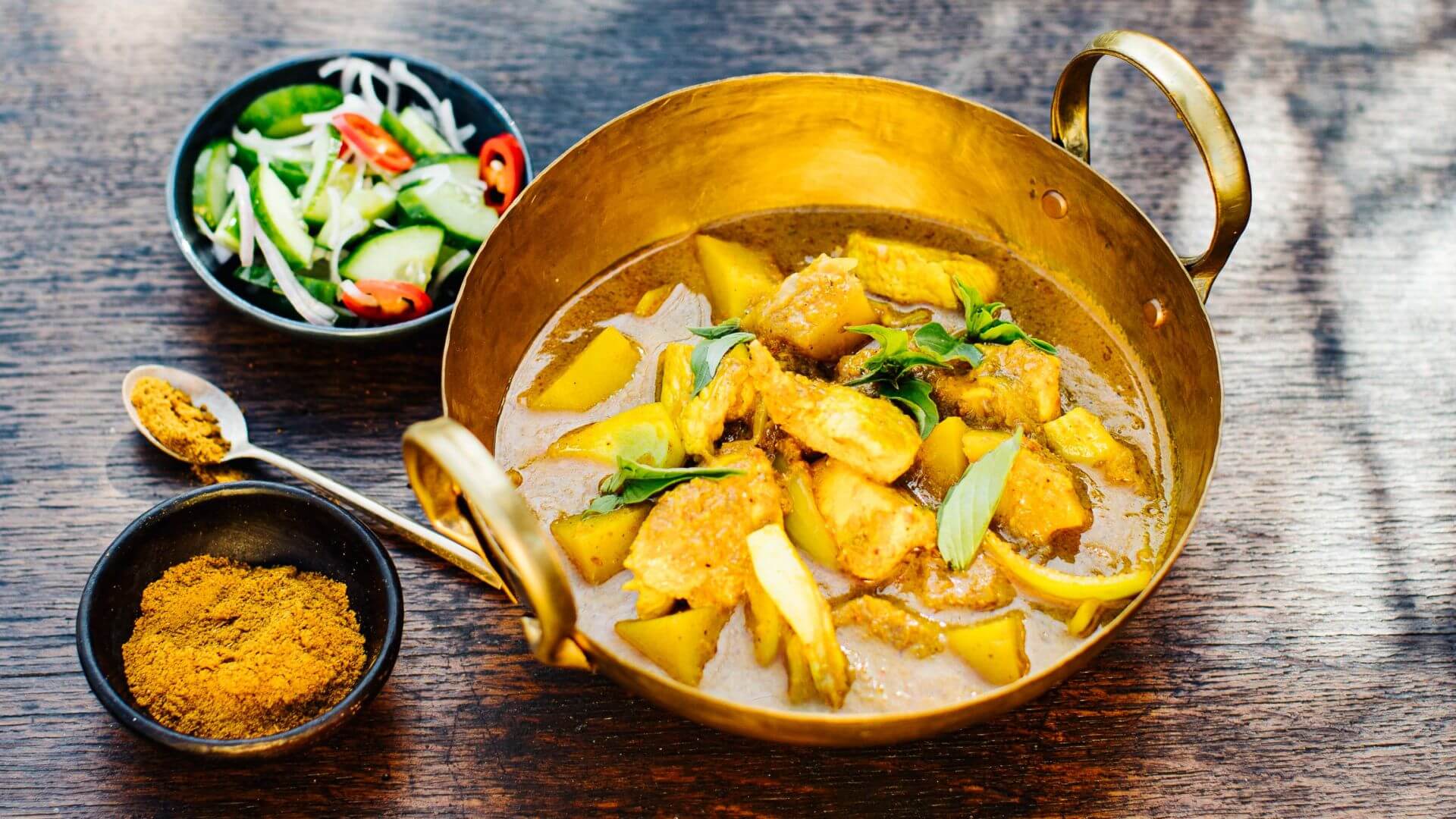 Gelbes Thai Curry mit Hähnchen und Kartoffeln: Gelbes Thai-Curry heißt Gaeng Kari Gai – also „Curry mit Hähnchen“, benannt nach dem verwendeten Currypulver (kari). 🍛 Gaeng Kari ist mild, cremig und wunderbar aromatisch. Dazu wird traditionell ein...